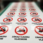 Vytlačené nálepky na podlahu pred lamináciou