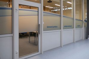 Pieskovaná fólia na skle s vytlačeným grafickým motívom a textami