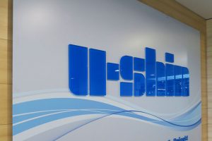 Tabuľa U-SHIN s 3D nápisom