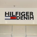 3D logo HILFIGER DENIM - interiér