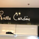 3D logo Pierre Cardin - interiér predajne